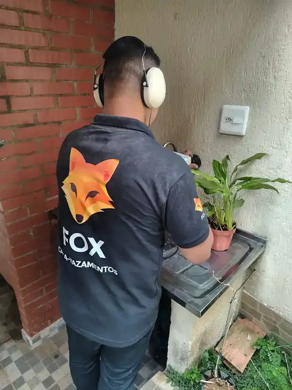 Técnico FOX em atendimento de caça vazamento em São Paulo